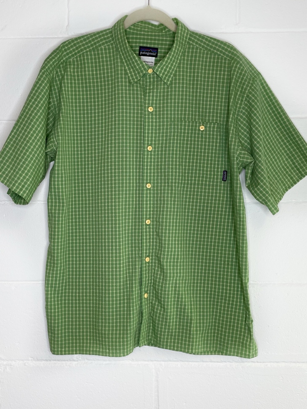 Patagonia Men’s Kelly Green Checked Seersucker Short Sleeve Button Up Shirt